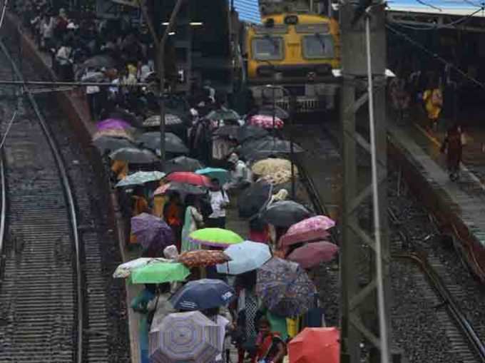 मुंबई के सांताक्रूज इलाके में बीते 6 घंटे में करीब 35 एमएम बारिश हुई है। बारिश की स्थितियों को देखते हुए मध्य रेलवे के अधिकारी भी लगातार हालात पर नजर बनाए हुए हैं।