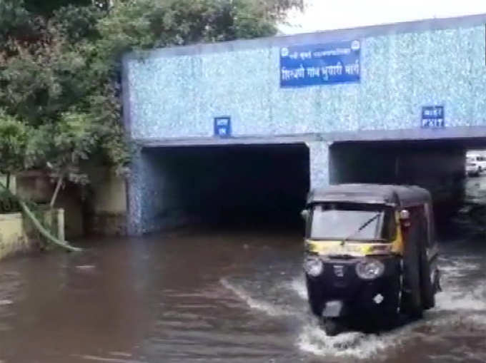 बारिश के कारण नवी मुंबई के कई हिस्सों में जलजमाव देखने को मिला है। इसके अलावा तमाम स्थानों पर जाम के कारण भी आम लोगों को परेशानी उठानी पड़ रही है।