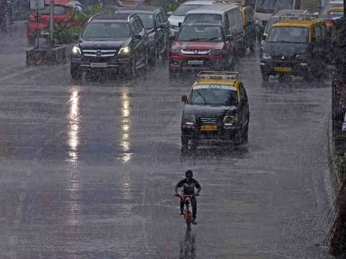 बारिश का पानी भर जाने के कारण अधिकारियों ने अंधेरी के सब-वे को बंद करने का आदेश दिया। इसके अलावा शहर के बोरीवली, मलाड और चेंबूर इलाके में भी भारी बारिश के कारण जलभराव की स्थिति देखने को मिली है।