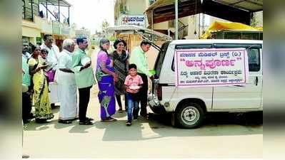 ರೋಗಿ ಮಾತ್ರವಲ್ಲದೆ ಸಂಬಂಧಿಕರಿಗೂ ಉಚಿತ ಊಟ ನೀಡುವ ವೈದ್ಯ