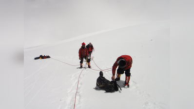 नंदा देवीः पर्वतारोहियों का शव लाने गई टीम झेल रही मौसम की मार