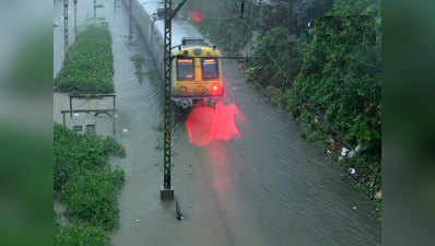 मुंबई में आफत की बरसात जारी, स्कूल-ऑफिस बंद, ट्रेनें रद्द और सड़कों पर जलभराव