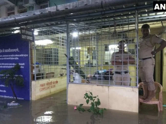 वकोला पुलिस स्टेशन में पानी भरा