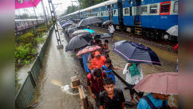 മുംബൈയിൽ കനത്ത മഴയിൽ മരണം 21: പൊതു അവധി പ്രഖ്യാപിച്ചു