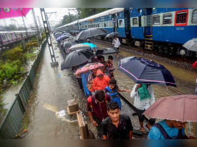 മുംബൈയിൽ കനത്ത മഴയിൽ മരണം 21: പൊതു അവധി പ്രഖ്യാപിച്ചു