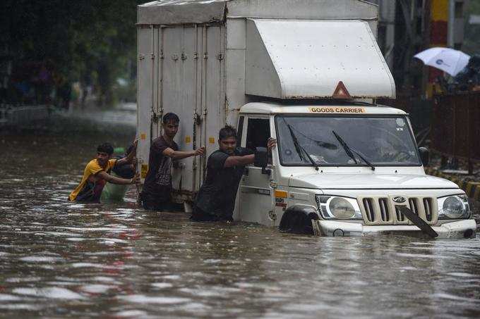 জলভাসি মায়ানগরী