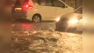 मुंबई में बारिश का कहर, मिलन सबवे में कार में फंसे दो लोग