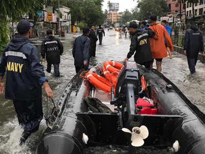 कंबरभर पाण्यात नौदलाचे बचावकार्य