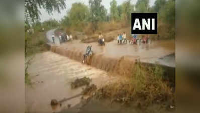 मध्य प्रदेश में मॉनसून की दस्तक, खरगोन में तेज पानी के बहाव में बह गया बाइक सवार