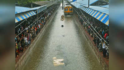 मुंबई बारिश: 200 से ज्यादा फ्लाइट कैंसल, लोकल ट्रेन की सेवा शुरू