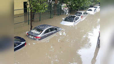 बारिश के पानी में फंस जाए कार, तो ऐसे बचाएं जान