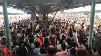 रेलवे ने दिया छुट्टी का प्लान, लाखों मुंबईकर हुए परेशान