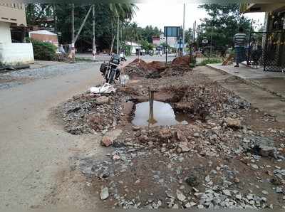 ರಸ್ತೆ ಕಾಮಗಾರಿ ವಿಳಂಬ: ಗ್ರಾಮಸ್ಥರ ಆಕ್ರೋಶ