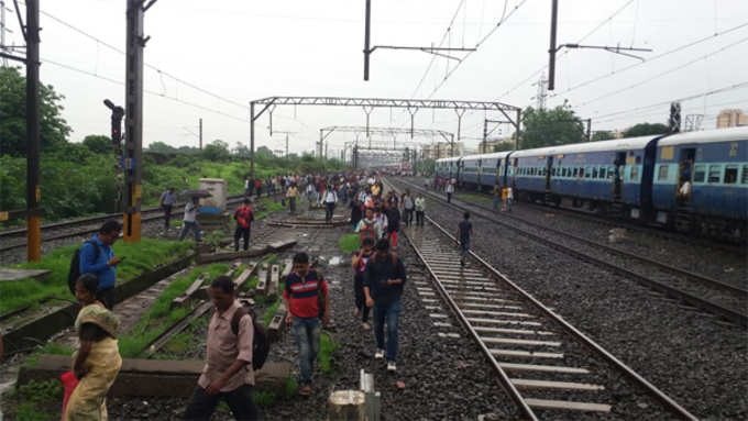 trains-stopped-at-thakurli-