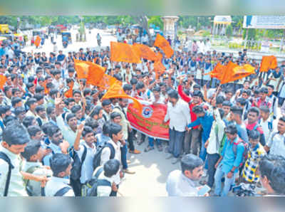 ಉಚಿತ ಬಸ್‌ಪಾಸ್‌ ಕೊಟ್ಟು ಶಿಕ್ಷಣಕ್ಕೆ ಪ್ರೋತ್ಸಾಹಿಸಿ