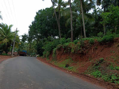 ಗುಡ್ಡ ಕುಸಿತದ ಭೀತಿ: ಆಕ್ರೋಶ