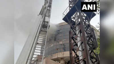 दिल्ली के कड़कड़डूमा में DGHS बिल्डिंग में भीषण आग, दमकल की 22 गाड़ियां मौके पर