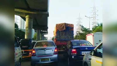 मुंबई: पश्चिम द्रुतगती मार्गावर ट्रक उलटला; वाहतुकीची कोंडी