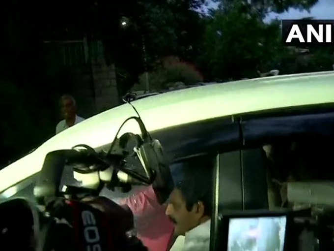 बेंगलुरु: कर्नाटक कांग्रेस इंचार्ज केसी वेणुगोपाल कांग्रेस विधायक दल के नेता सिद्धारमैया के आवास पहुंचे।