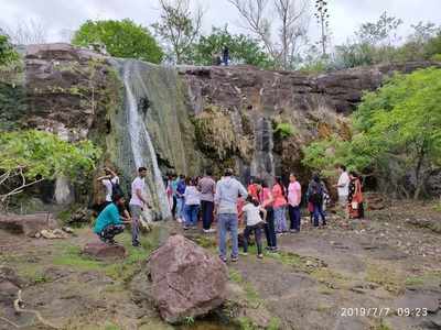 डोंगरगण परिसरात पर्यटकांची गर्दी