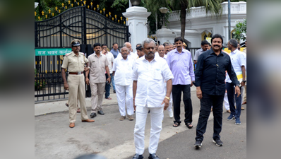 कर्नाटक के राजनीतिक ड्रामे का स्टेज बना मुंबई, कांग्रेस विधायकों से मिले फडणवीस के करीबी