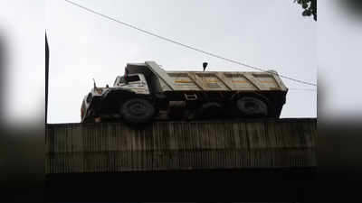 मुंबई: लालबाग पुलाच्या कठड्यावर ट्रक चढला