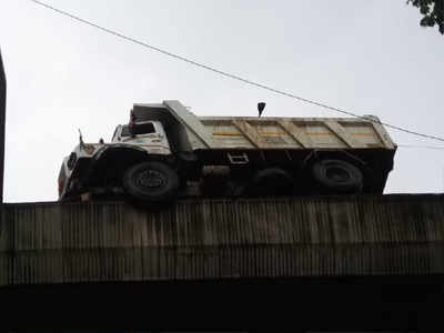 मुंबई: लालबाग पुलाच्या कठड्यावर ट्रक चढला