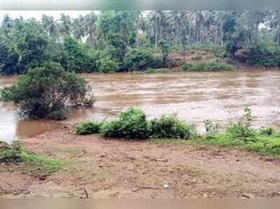 ಈಡೇರದ ಸೇತುವೆ ಬೇಡಿಕೆ: ದಿಗ್ಬಂಧನದಲ್ಲಿ ಗ್ರಾಮಸ್ಥರು