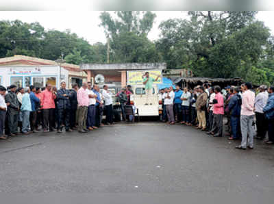 ಮೊದಲು ನಮಗೆ ನೀರು ಕೊಡಿ