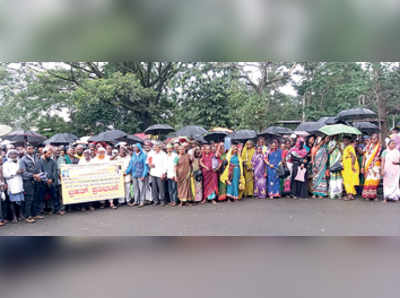 ಸುರಿಯುವ ಮಳೆಯಲ್ಲೇ ಸಿದ್ದಿ ಸಮುದಾಯದವರ ಪ್ರತಿಭಟನೆ