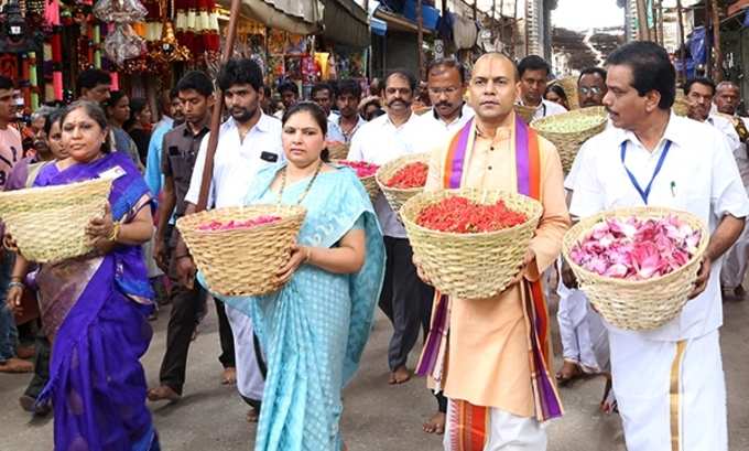 పుష్పయాగంలో పాల్గొన్న భక్తులు