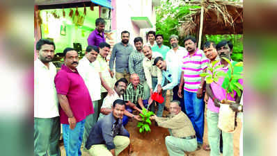 ಪಟ್ಟಣದ ಅಂಗಡಿಯವರಿಗೆ ಗಿಡಗಳು ದತ್ತು