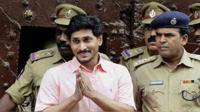 YS Jagan‌ను ఇబ్బంది పెట్టిన ఈడీ మాజీ అధికారిపై సీబీఐ దాడులు, బాబుకు ఝలక్!