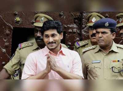 YS Jagan‌ను ఇబ్బంది పెట్టిన ఈడీ మాజీ అధికారిపై సీబీఐ దాడులు, బాబుకు ఝలక్!