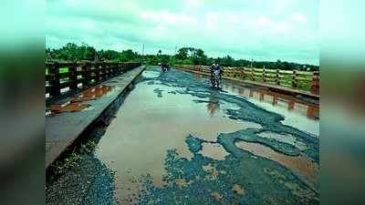 ಸೇತುವೆಯಲ್ಲಿ ಬೃಹತ್‌ ಗುಂಡಿ; ವಾಹನ ಸಂಚಾರಕ್ಕೆ ತೀವ್ರ ಸಮಸ್ಯೆ