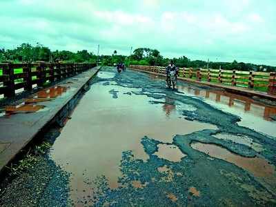 ಸೇತುವೆಯಲ್ಲಿ ಬೃಹತ್‌ ಗುಂಡಿ; ವಾಹನ ಸಂಚಾರಕ್ಕೆ ತೀವ್ರ ಸಮಸ್ಯೆ