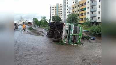 पुणे महामार्गावर बोअरवेल ट्रक उलटला