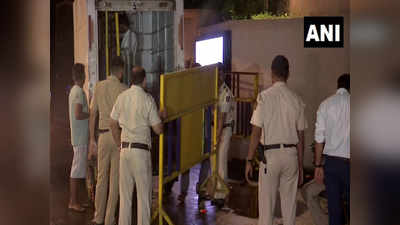 कर्नाटक के बागी विधायकों की अपील के बाद होटेल के बाहर सुरक्षा बढ़ी