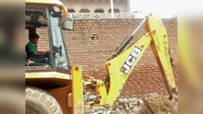 JCB से खुदाई कर रहा 12 साल का बच्चा, लोग हैरान, अधिकारी झाड़ रहे पल्ला