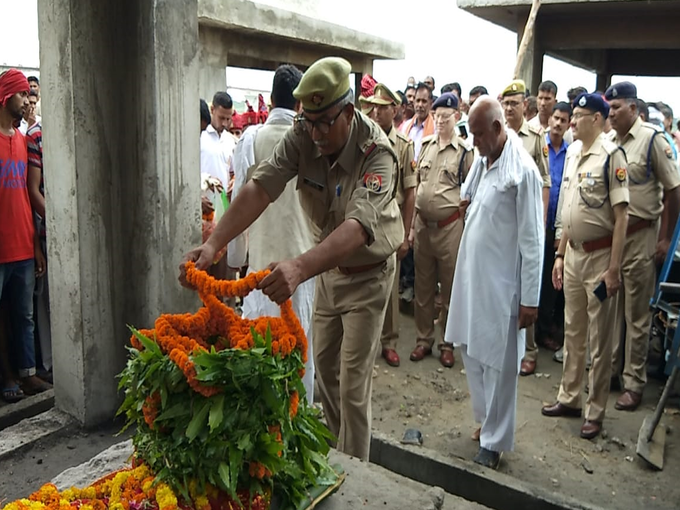 शहीद इंस्पेक्टर को अंतिम विदाई