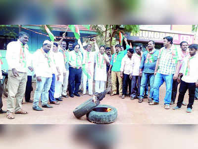 ಡಿಕೆಶಿ ಬಂಧನ, ಟೈಯರ್‌ ಸುಟ್ಟು ಪ್ರತಿಭಟನೆ