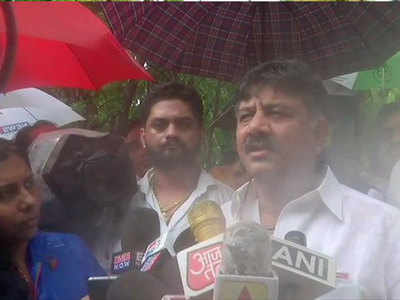 कर्नाटक संकट: डीके शिवकुमार को जबरन भेजे गए बेंगलुरु, मिलिंद देवड़ा समेत अन्य नेता रिहा