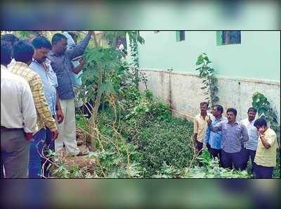 ಮೋರಿಗೆ ಇಳಿದು ಪ್ರತಿಭಟನೆ ನಡೆಸಿದ ನಗರಸಭೆ ಸದಸ್ಯರು