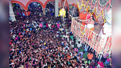 ಮೊಸರು ಗಡಿಗೆ ಒಡೆಯಲು ಪೈಪೋಟಿ