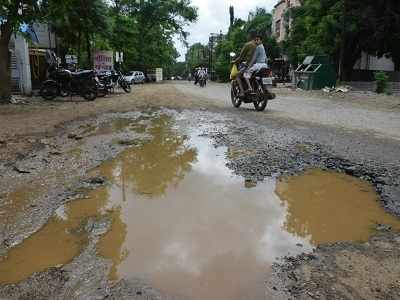 पावसाने लावली रस्त्यांची वाट