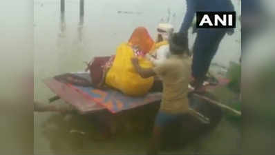 बिहार: बाढ़ के पानी में ड्रम की नाव में बैठकर विदा हुई दुलहन, देखें विडियो