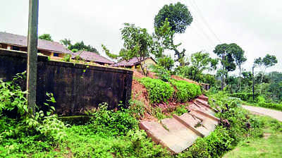 ಕುಸಿದು ಬೀಳುತ್ತಿವೆ ಜ್ಞಾನದೇಗುಲ