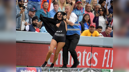 वर्ल्ड कप फाइनल मैच के दौरान जब महिला उतारने लगी कपड़े 