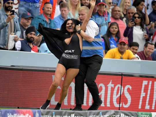 वर्ल्ड कप फाइनल मैच के दौरान जब महिला उतारने लगी कपड़े