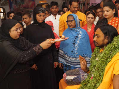 वाराणसी: गुरु पूर्णिमा पर मुस्लिम महिलाओं ने किया पातालपुरी मठ के पीठाधीश्वर का पूजन